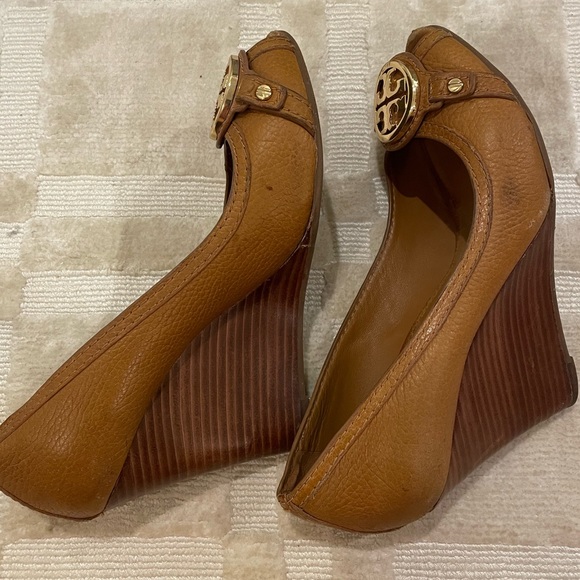 Tory Burch | Leticia Peep-toe Wedge | Tan | Size 8 - Picture 5 of 7
